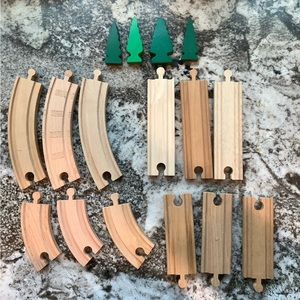 16 pcs: wooden train track + trees